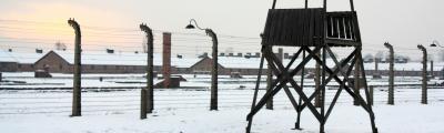 wachttoren en prikkeldraad in Auschwitz