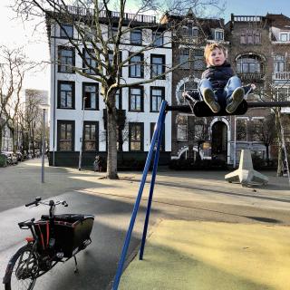 Jongen gaat hoog op een schommel