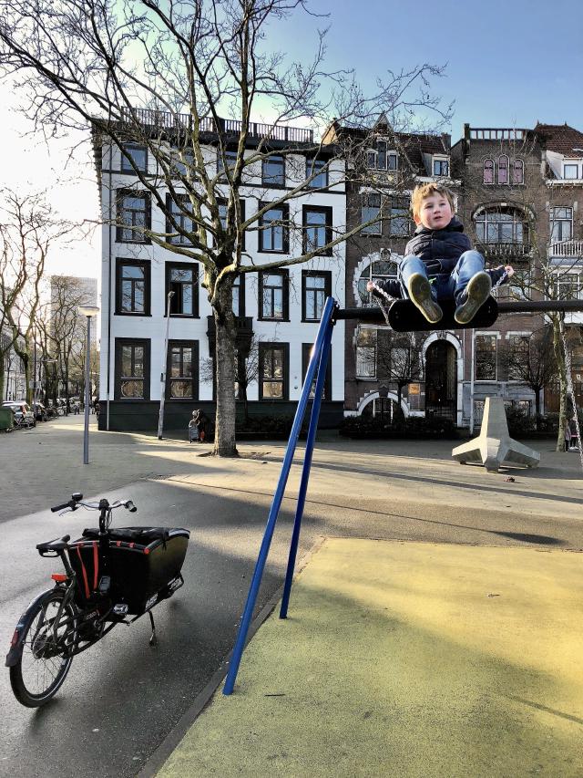 Jongen gaat hoog op een schommel