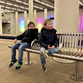 jongens zitten op een bankje in het metrostation van Rotterdam Centraal
