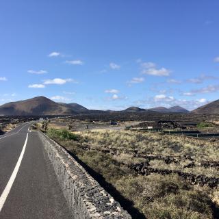 langs de kant van de weg met heuvels in de verte