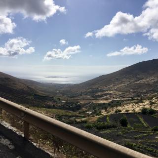 uitzicht op zee vanaf de hoogste berg van Lanzarote
