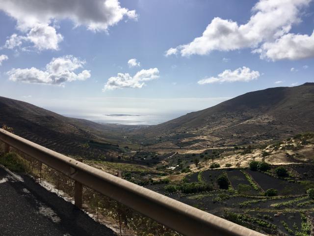 uitzicht op zee vanaf de hoogste berg van Lanzarote