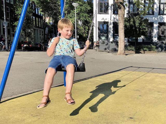 jongen op een schommel