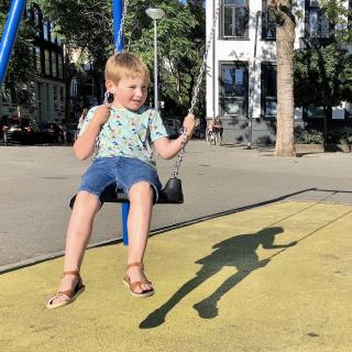 jongen op een schommel