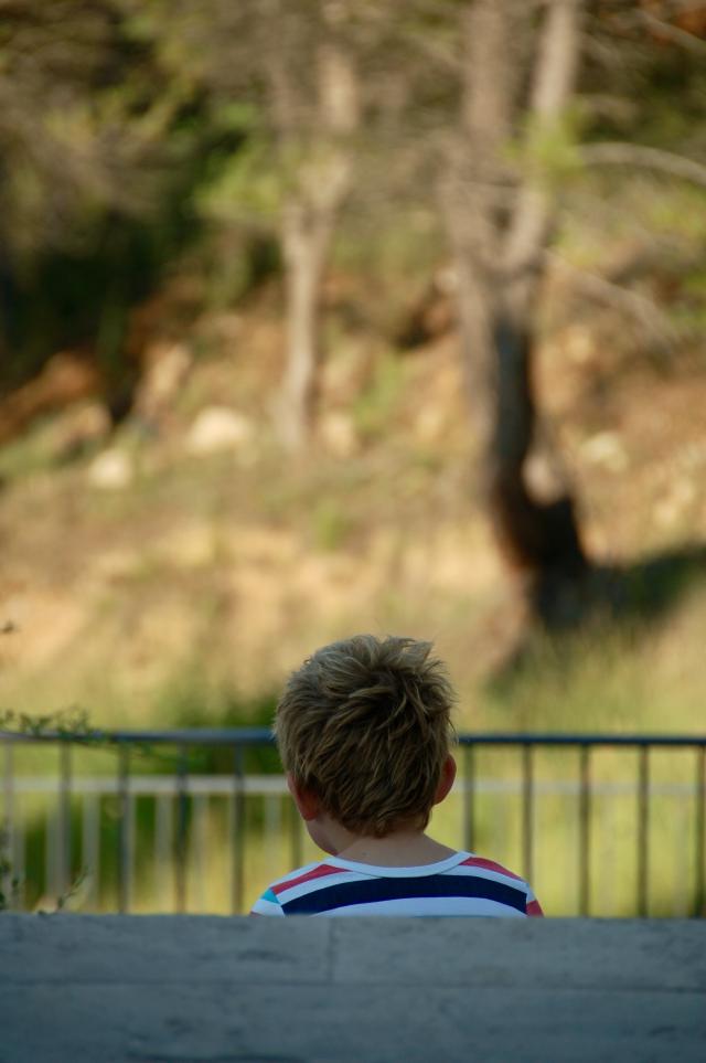 jongen vanaf de achterkant