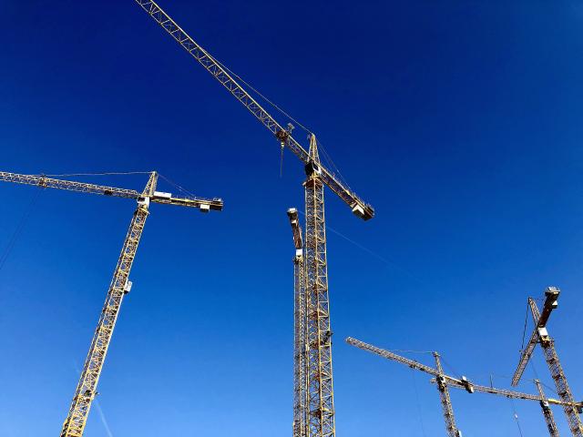 hijskranen tegen een blauwe lucht