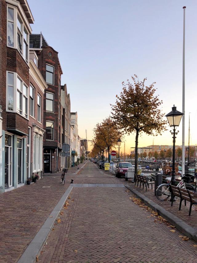 straat bij ondergaande zon