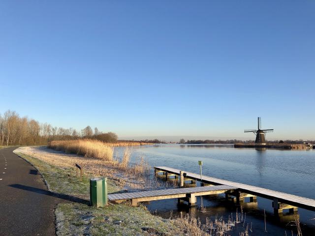 molen aan een kalme rivier op een koude morgen