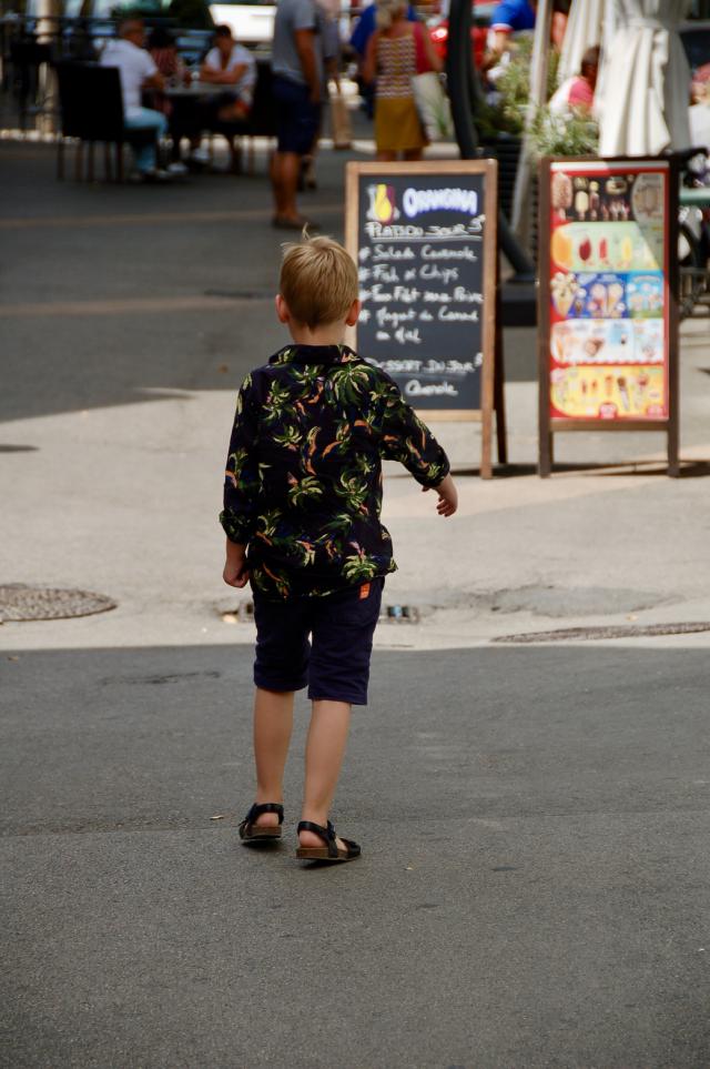 jongen loopt over straat