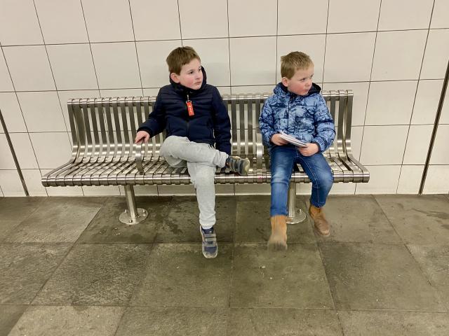 jongens op een bankje in het metrostation