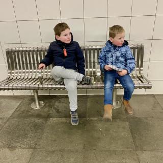 jongens op een bankje in het metrostation