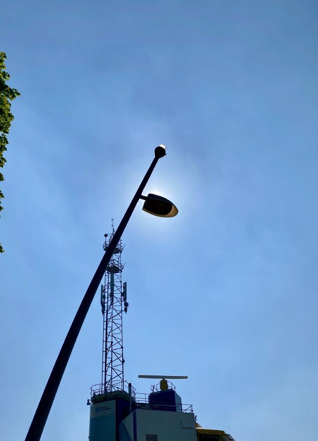 lantaarnpaal blokkeert de zon