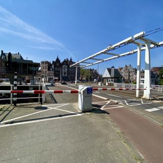 lege brug, midden op de dag