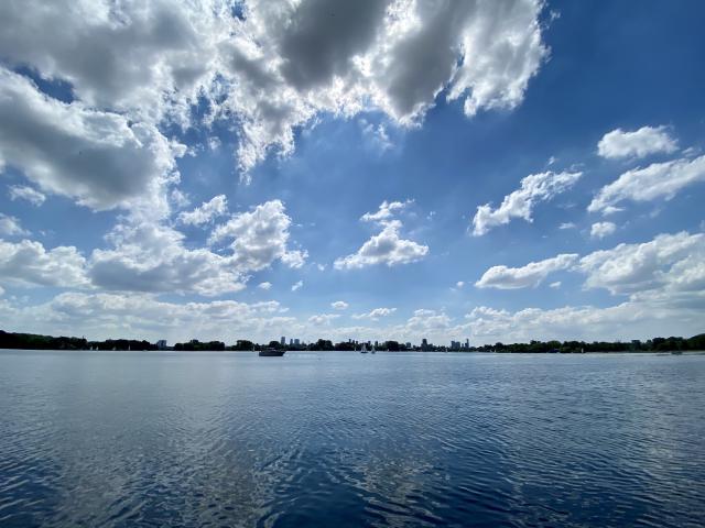 wolken weerspiegelen in het water