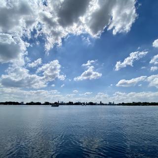 wolken weerspiegelen in het water