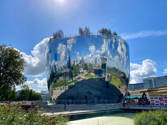 spiegelend gebouw