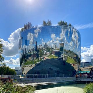 spiegelend gebouw