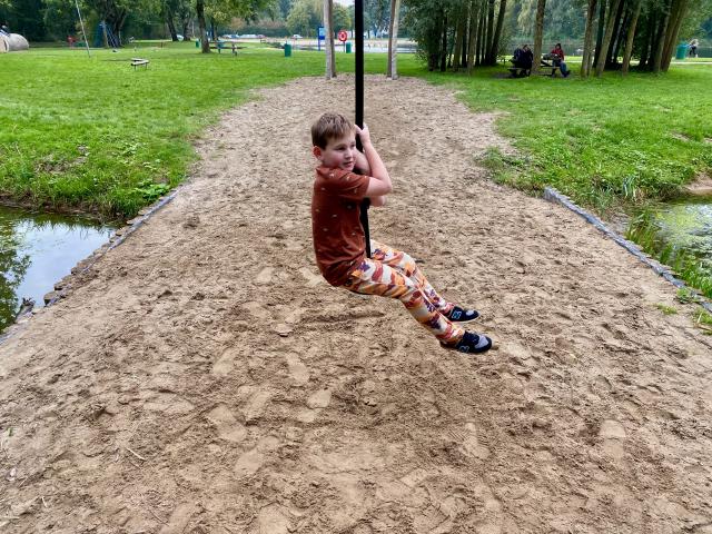 jomngen op een kabelbaan