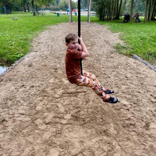 jomngen op een kabelbaan
