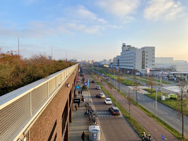 verkeer langs winkels