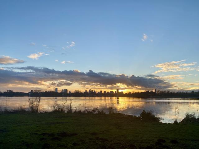 zon gaat onder boven het water