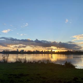 zon gaat onder boven het water