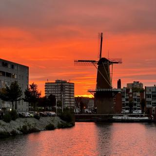 molen tegen een rode lucht