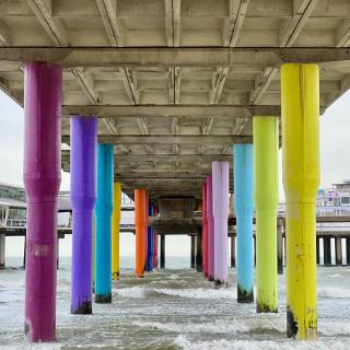de veelkleurige palen van de pier van Scheveningen