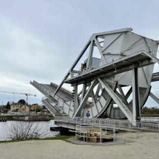 een stalen brug