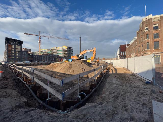 graafmachine verzet grond op een bouwplaats