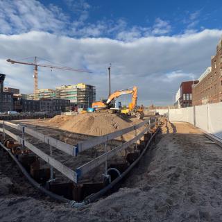 graafmachine verzet grond op een bouwplaats