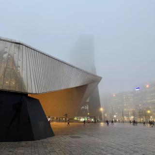 Rotterdam Centraal en het Stationsplein in de dichte mist