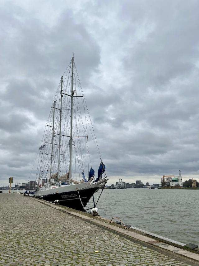 zeilschip op de Nieuwe Maas ligt aan de Lloydkade in Rotterdam