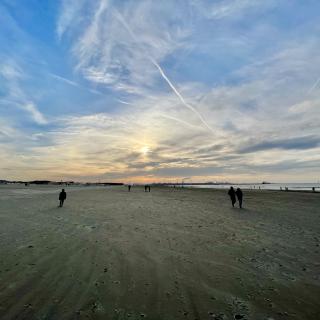 strand bij zonsondergang