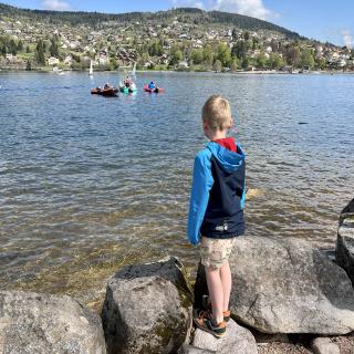 jongen kijkt over het water