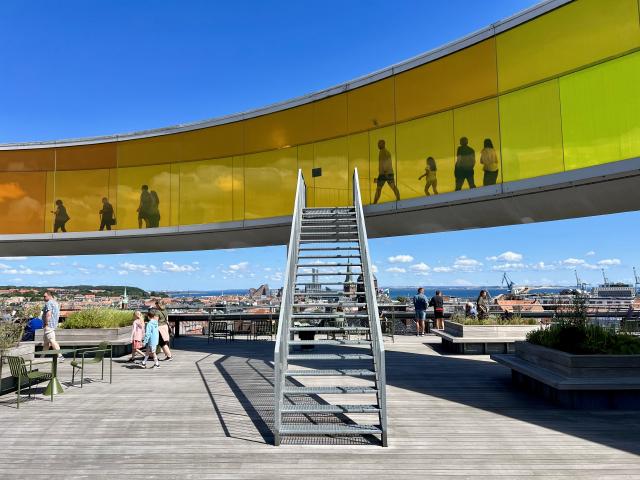 loopbrug met gekleurd glas