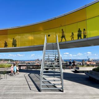 loopbrug met gekleurd glas