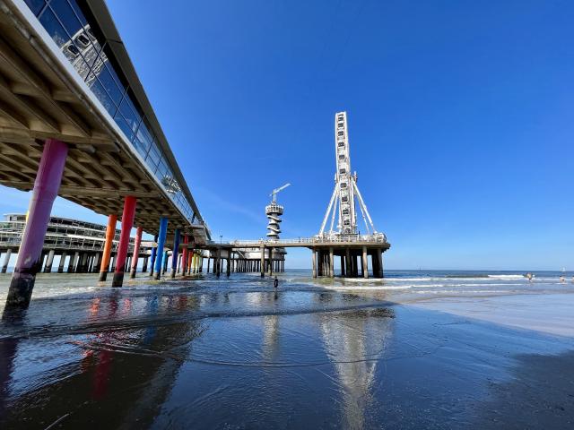 pier van scheveningen in de zee