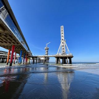 pier van scheveningen in de zee