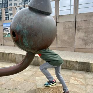 jongen verdijnt in een beeld