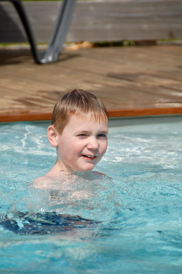 jongen in het zwembad