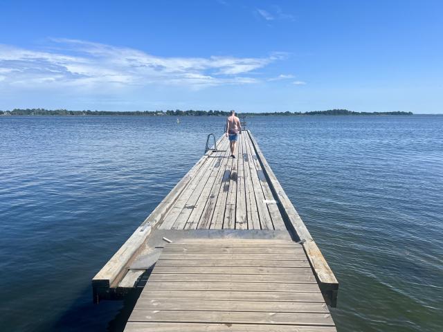 man loopt over een pier