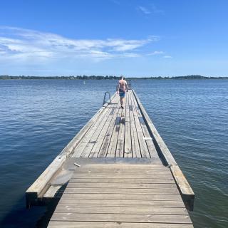 man loopt over een pier