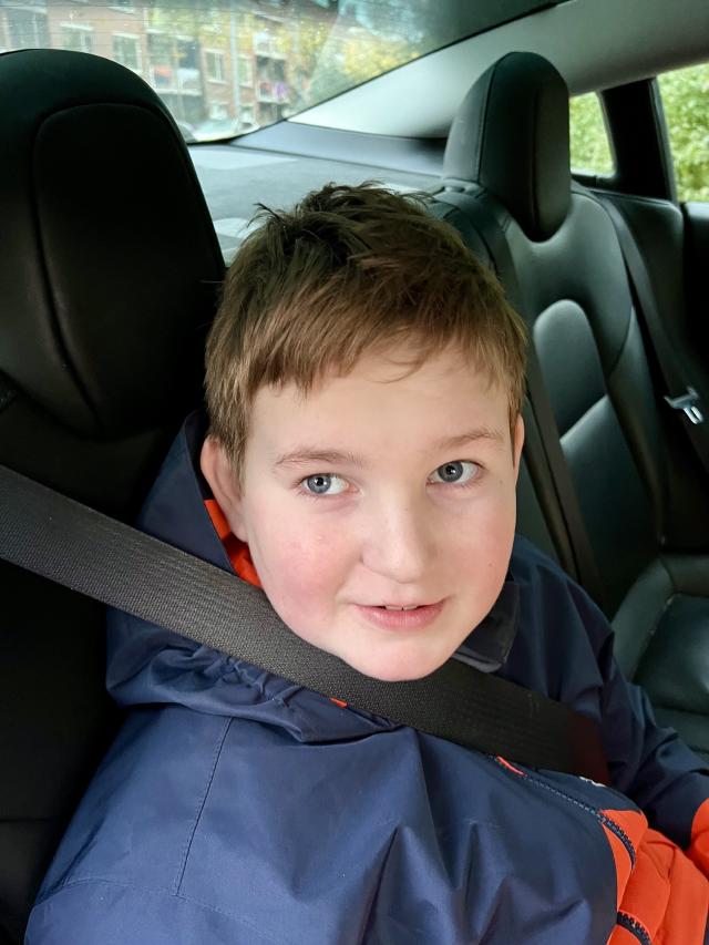 jongen in de auto