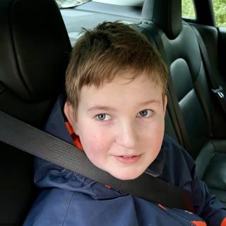 jongen in de auto